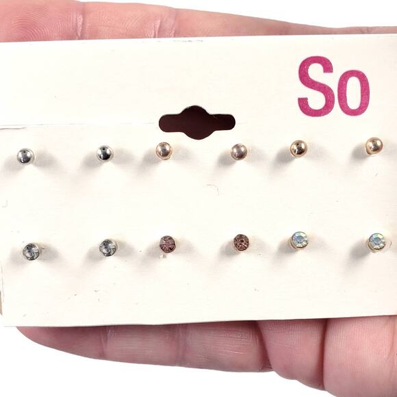 5/15 NWT SO 6 pair of stud earrings - Picture 1 of 2
